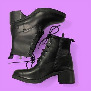 Cute clean lace up Timberland black leather boots 2” block heel classic street